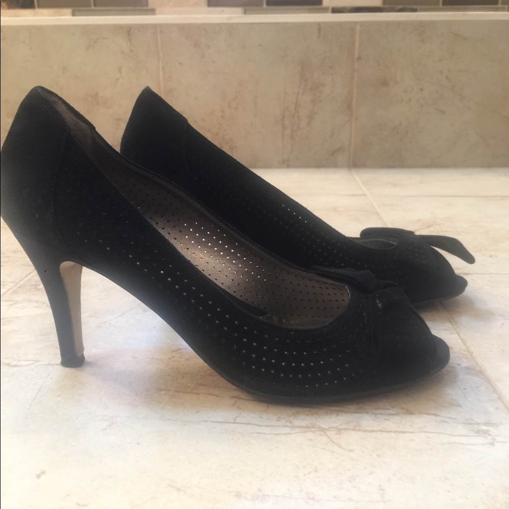Bohover Black heels with Bow accent Size 7.